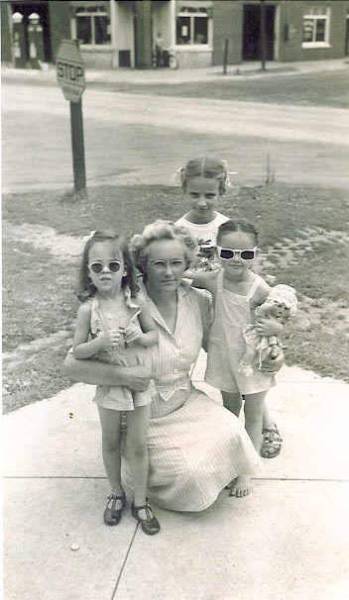 1940s 1945 Tamaroa Aunt Carrie Betty Haxton Judy